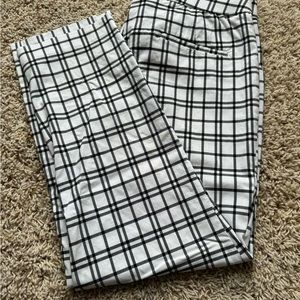 Amanda & Chelsea Black and White Stripe Ankle Pant. Size 10